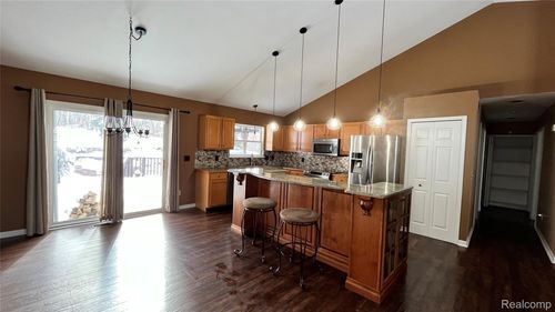 94 Eagle Ridge Rd, Lake Orion, MI, 48360-2612 | Card Image