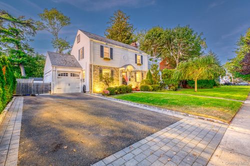 25 Greystone Rd, Rockville Centre, NY, 11570-4512 | Card Image