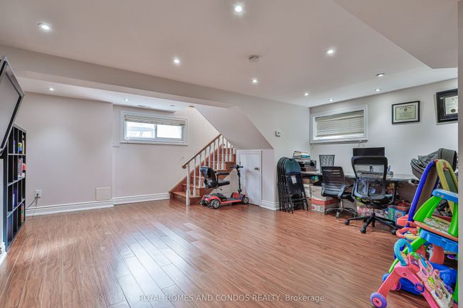 1075 Glengrove Ave, House other with 4 bedrooms, 3 bathrooms and 4 parking in North York ON | Image 31