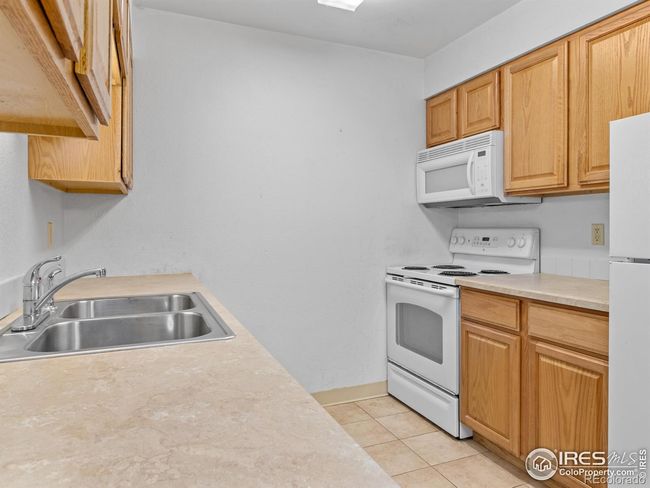 Lots of kitchen storage | Image 12