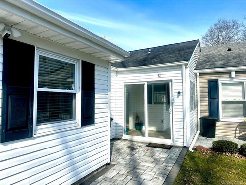 42 Freemont Ln, Coram, NY, 11727-3237 | Card Image