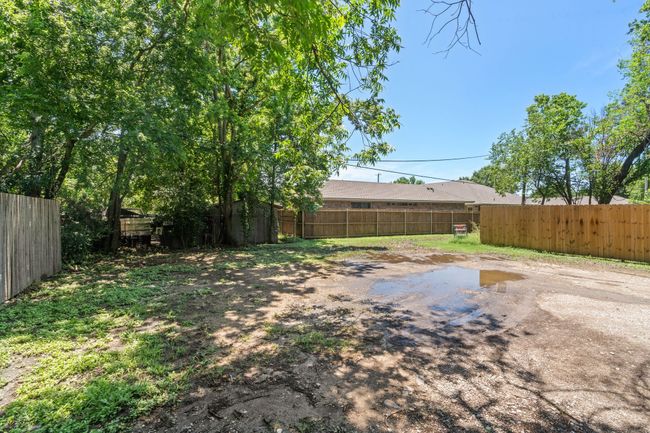 305 W Waco St, Home with 5 bedrooms, 3 bathrooms and 6 parking in Ennis TX | Image 24