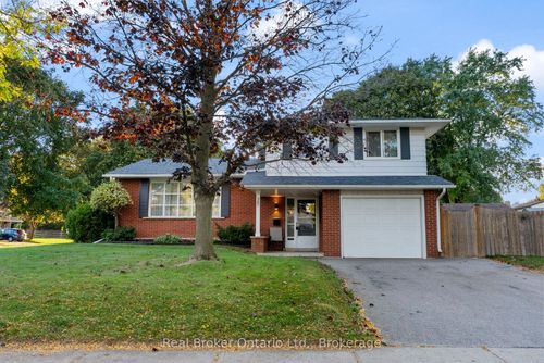 387 Lee Ave, Waterloo, ON, N2K2G2 | Card Image