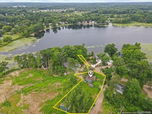 5246 Wayne Rd, White Lake, MI, 48383-2143 | Card Image