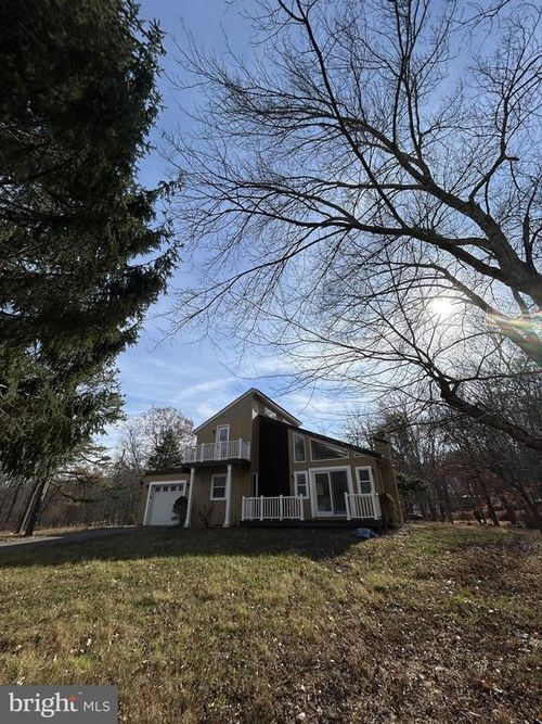 2233 Vista Cir, East Stroudsburg, PA, 18302-6631 | Card Image