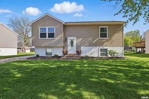 822 W Donahue St, Eldridge, IA, 52748-1016 | Card Image