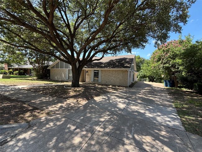Long driveway to 2 car garage | Image 31