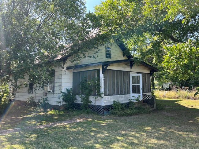 View of front of home featuring a front lawn | Image 33