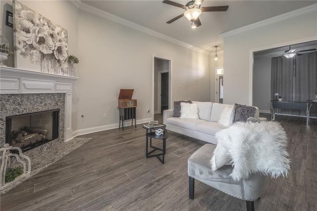 Livingroom with gas Fireplace | Image 4