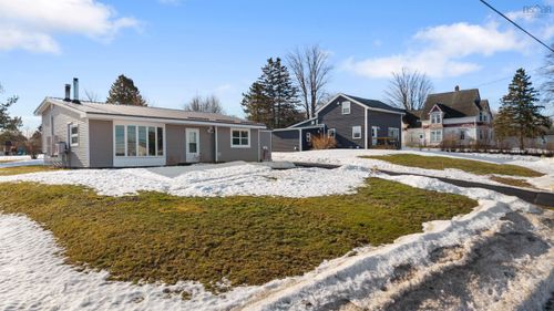 255 Victoria St E, Amherst, NS, B4H1Z1 | Card Image