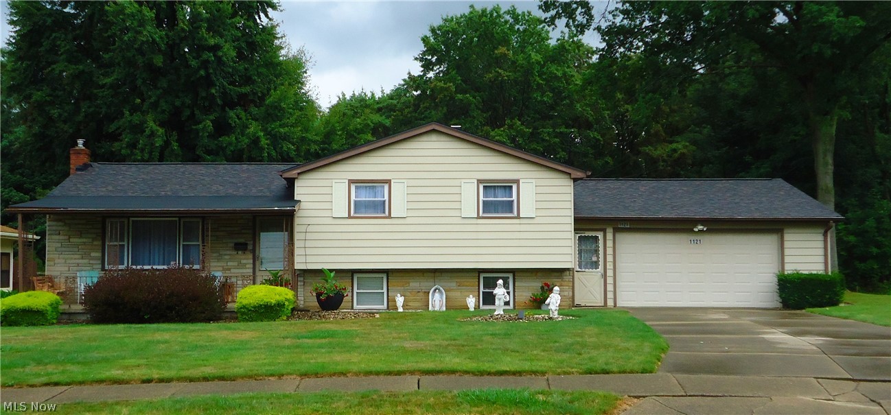 Sharlene Dr, Youngstown, OH 44511