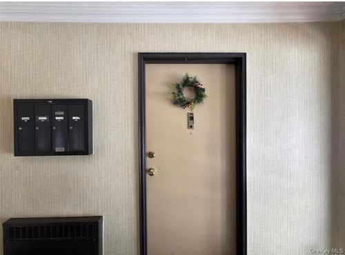 apt-b-313 Main St, Roslyn, NY, 11576-2117 | Card Image