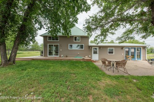 806 Highway 8 N, Hettinger, ND, 58639-8825 | Card Image