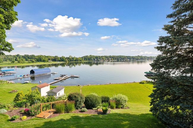 Take a short walk to dine at Al & Alma’s, the neighborhood supper club! You are bound to run into your neighbors and friends here! Many lakeside restaurants are a just a boat ride away. | Image 38