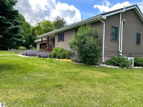 1879 N Crystal Rd, Vestaburg, MI, 48891-8712 | Card Image