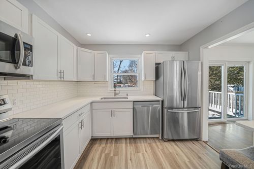 122 Weaver Rd, West Sayville, NY, 11796-1020 | Card Image