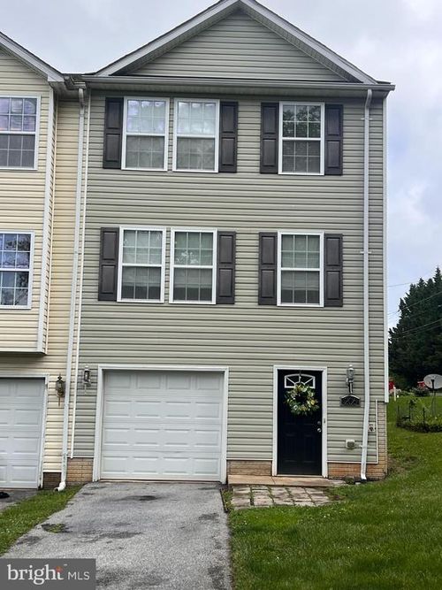 206 Ann St, CHARLES TOWN, WV, 25414-1604 | Card Image
