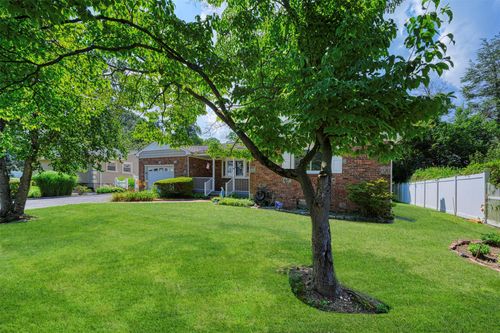 10 Satinwood Rd, Bayville, NY, 11709-1812 | Card Image