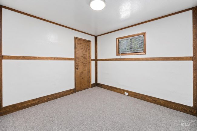 Carpeted spare room with ornamental molding and baseboards | Image 25