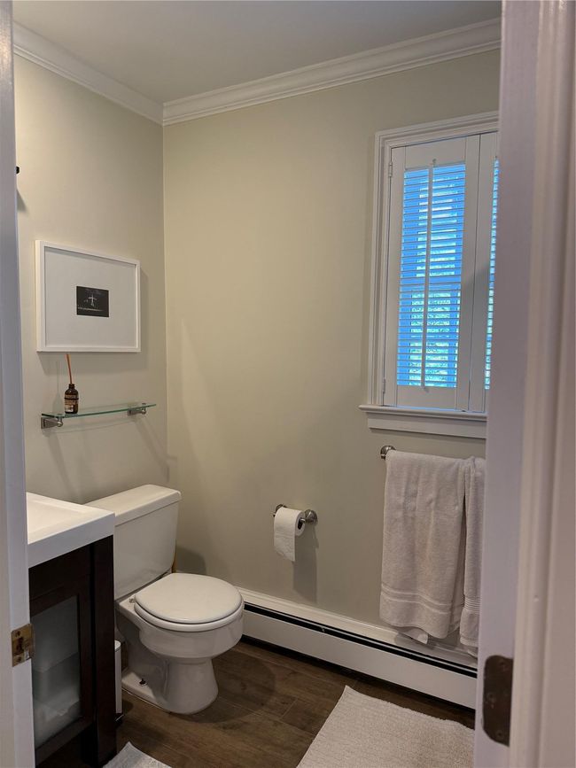 Hallway Bathroom | Image 20