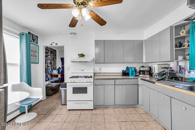 662 Avenue E, Home with 5 bedrooms, 3 bathrooms and null parking in Bayonne NJ | Image 14