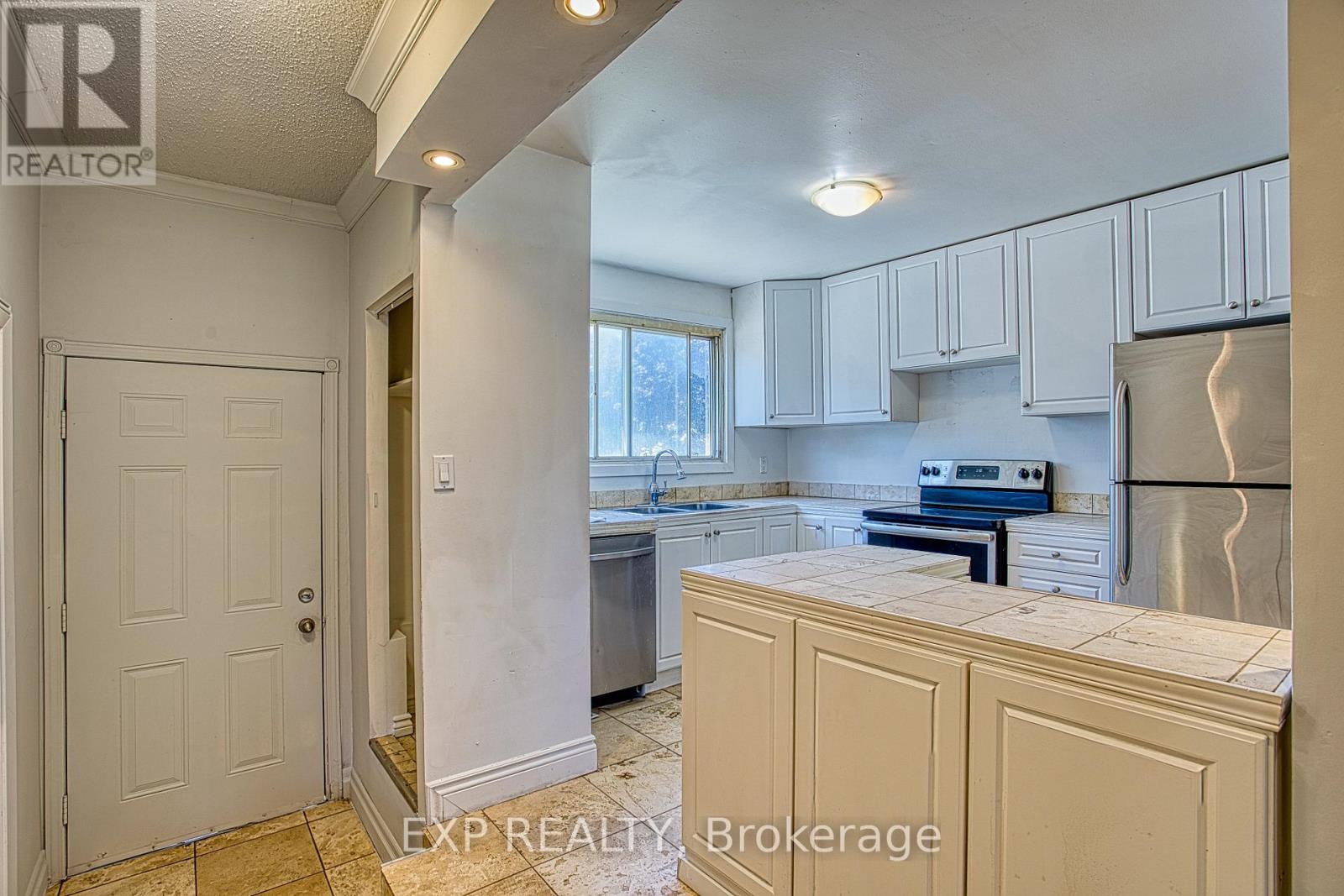 Residential in Hamilton (Riverdale) 5