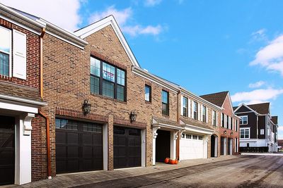 404 Roebling Ct, Townhouse with 4 bedrooms, 2 bathrooms and 2 parking in Cranberry Twp PA | Image 2