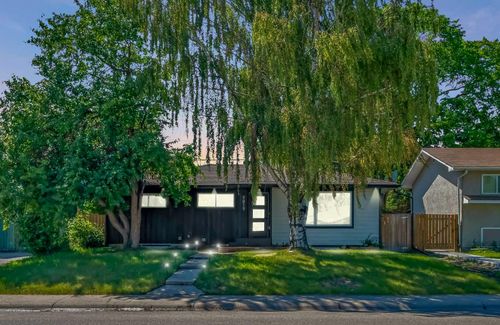 9819 2 St Se, Calgary, AB, T2J0W3 | Card Image