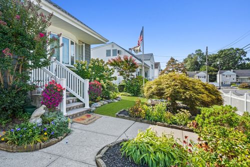 9 Duke St, Babylon, NY, 11703-1804 | Card Image