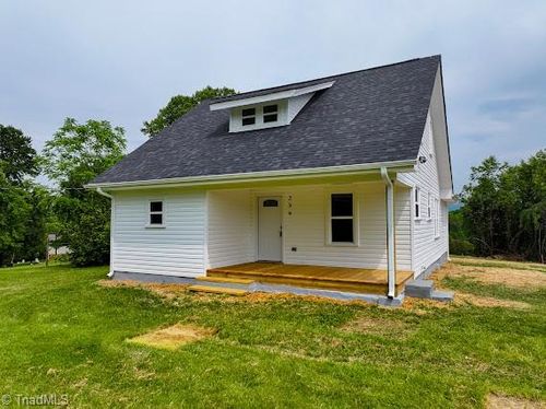 236 Miller Rd, Mount Airy, NC, 27030-8823 | Card Image
