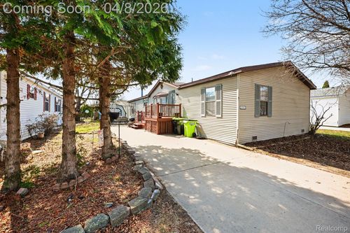 23312 Crystal Dr, Clinton Township, MI, 48036-1285 | Card Image