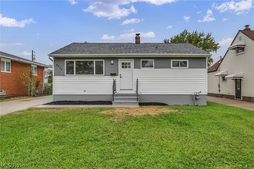 6330 Stonecrest Dr, Brook Park, OH, 44142-3764 | Card Image