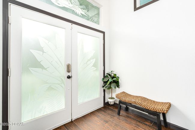 FOYER, FRONT DOOR INTERIOR | Image 4