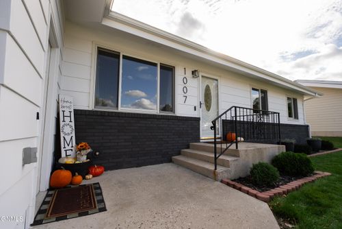 1007 W Capitol Ave, Bismarck, ND, 58501-1305 | Card Image