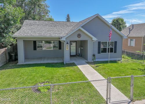428 7th Ave W, Williston, ND, 58801-4910 | Card Image
