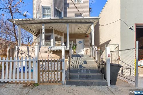 84 Washington Pl, Passaic, NJ, 07055-6422 | Card Image