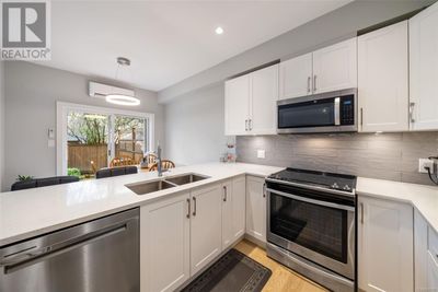 6 - 3031 Jackson St, Townhouse with 3 bedrooms, 3 bathrooms and 1 parking in Victoria BC | Image 3