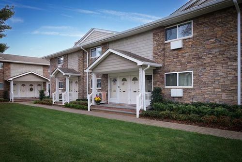 fc64-100 Friendly Ct, Babylon, NY, 11702-2206 | Card Image