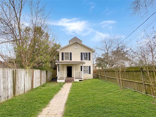 4815 8th St, Bacliff, TX, 77518-2272 | Card Image