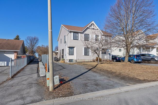 24 Mckeown Cres, House attached with 3 bedrooms, 2 bathrooms and 4 parking in Amherstview ON | Image 4