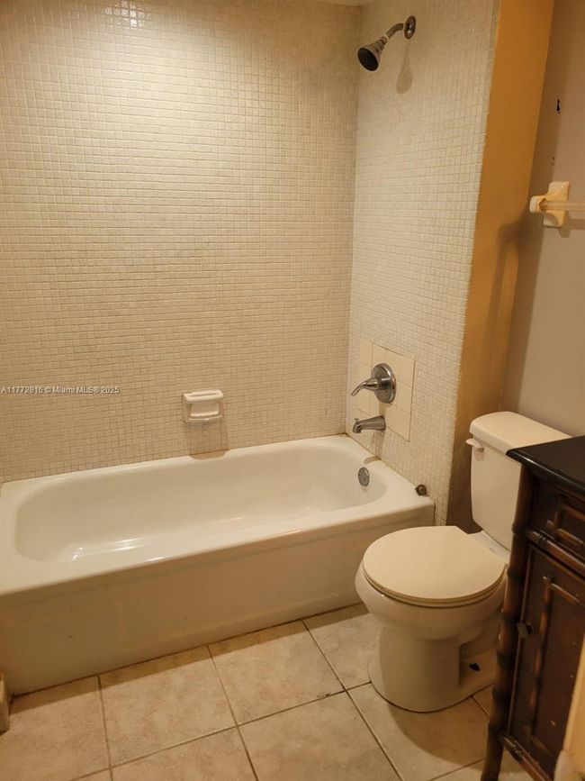 APT-2H - 113 Royal Park Dr, Condo with 2 bedrooms, 2 bathrooms and null parking in Oakland Park FL | Image 9
