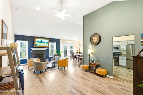 6405 Hollow Tree Rd, Louisville, KY, 40228-1333 | Card Image