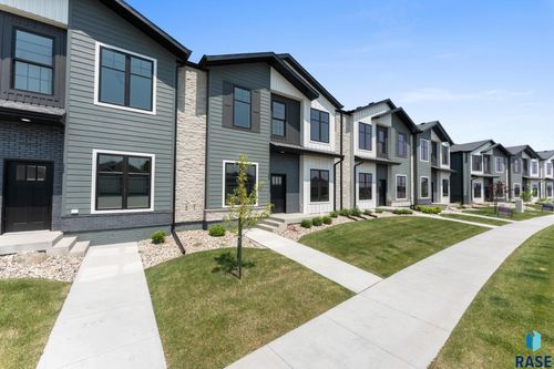 8621 W Shoreline Pl, Sioux Falls, SD, 57107-8515 | Card Image