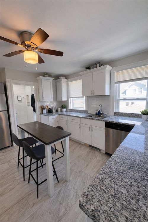 apt-2-299 State St, Bristol, RI, 02809-3661 | Card Image