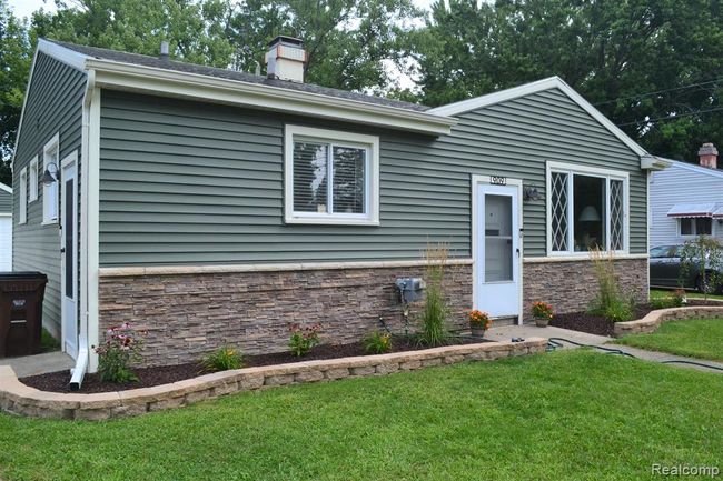 909 Kendon Drive, Home with 3 bedrooms, 1 bathrooms and null parking in Lansing MI | Image 2