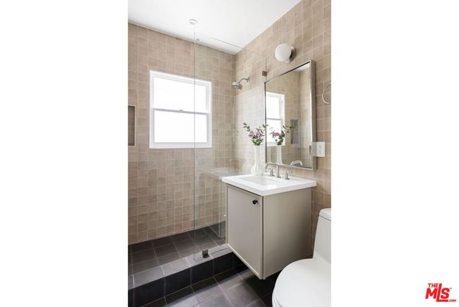 619 N Sycamore Ave, Home with 2 bedrooms, 2 bathrooms and 1 parking in Los Angeles CA | Image 16
