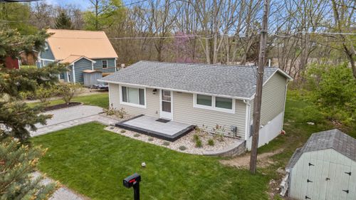 2037 Lakeview Dr, Brooklyn, MI, 49230-9336 | Card Image