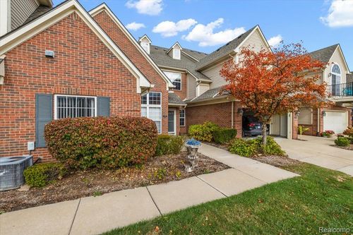 7779 Ambassador Dr, Shelby Twp, MI, 48316-5366 | Card Image