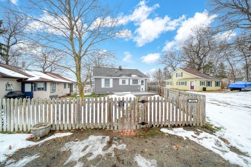 2050 Lakeview Dr, Brooklyn, MI, 49230-9336 | Card Image