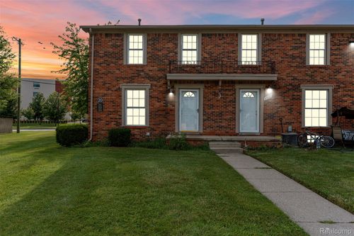 35221 Tall Oaks Dr, Sterling Heights, MI, 48312-3629 | Card Image